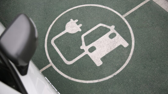 Multan con 500 euros a un gruista en Sopela por negarse a recoger un coche eléctrico accidentado