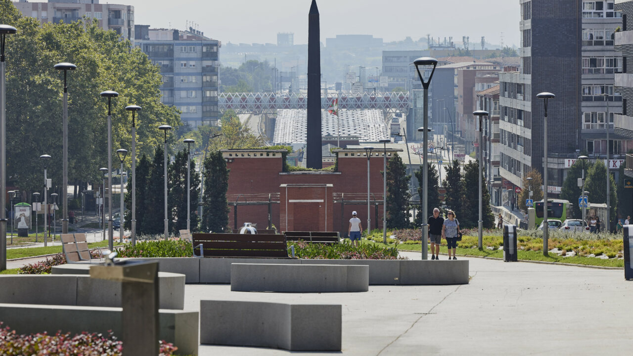 Comienzan los trabajos para habilitar dos nuevos espacios de sombra en el Boulevard de Bidebarri