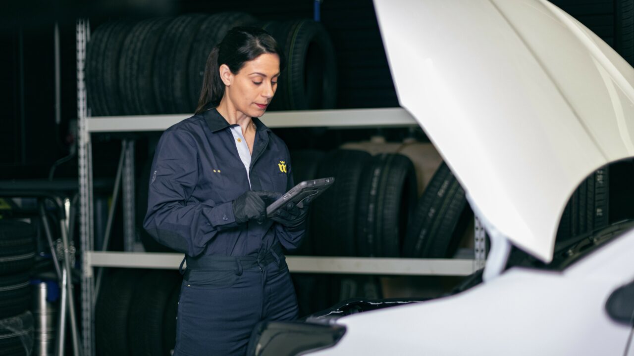 Más del 75% de las mujeres conductoras sufre discriminación en carreteras