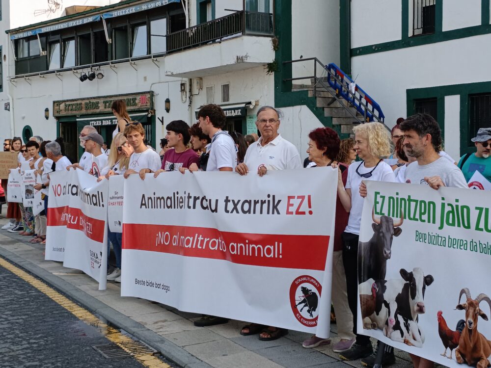 “La sokamuturra no es cultura, es negocio”: la protesta que reclama unas fiestas de Getxo sin vaquillas